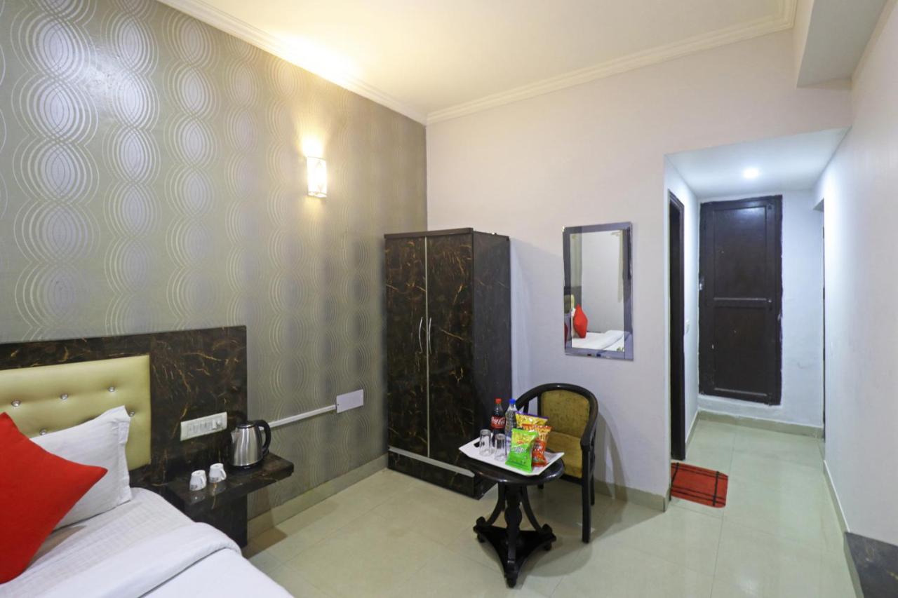 Airport Samara Inn New Delhi Buitenkant foto
