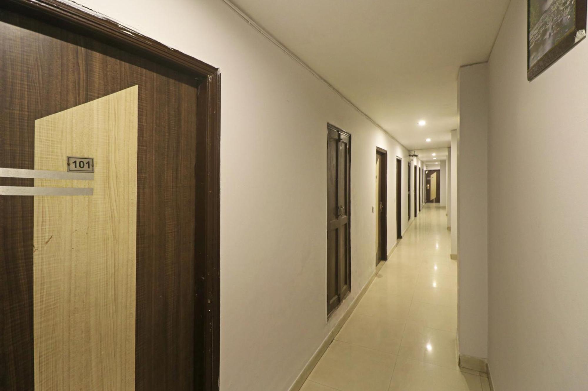 Airport Samara Inn New Delhi Buitenkant foto